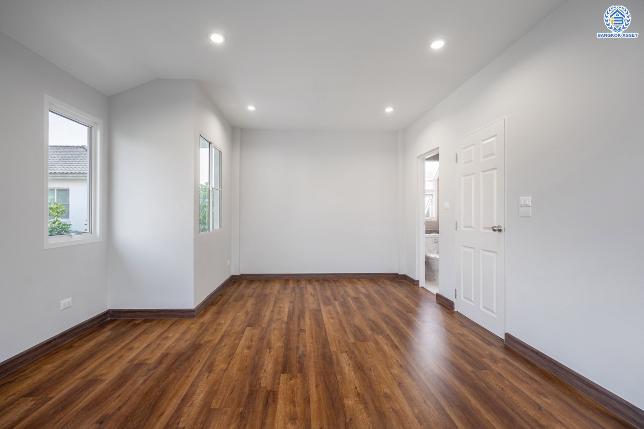 บ้านมือสองตกแต่งใหม่ คุณภาพ LH โครงการ มัณฑนา ปิ่นเกล้า-พระราม5 บรรยากาศเงียบสงบ มีความเป็นส่วนตัว เนื้อที่ 58 ตร.ว. ฟังก์ชัน 3 ห้องนอน 2 ห้องน้ำ 2 ที่จอดรถ facility ครบครัน! บนทำเลเดินทางสะดวก หน้าโครงการติดถนนนครอินทร์ ใกล้วงเวียนพระราม5 และจุดขึ้นทางด่วน "ศรีรัช"